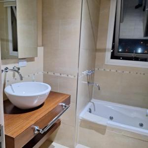 ベナビデスにあるdepartamento en Nordelta condo 216 2 amb bahia de Nordeltaのバスルーム(シンク、バスタブ付)