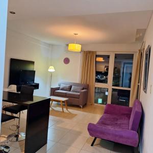 ベナビデスにあるdepartamento en Nordelta condo 216 2 amb bahia de Nordeltaのリビングルーム(紫色の椅子、ソファ付)