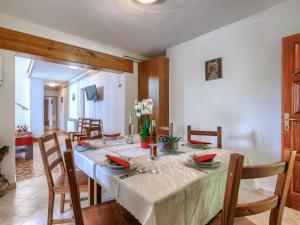 jadalnia ze stołem i białą tkaniną w obiekcie Holiday Home Jakov by Interhome w mieście Žminj