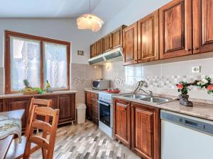 kuchnia z drewnianymi szafkami i zlewem w obiekcie Holiday Home Jakov by Interhome w mieście Žminj