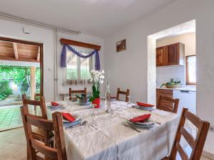 jadalnia ze stołem i kuchnią w obiekcie Holiday Home Jakov by Interhome w mieście Žminj