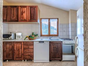 kuchnia z drewnianymi szafkami i białymi urządzeniami w obiekcie Holiday Home Jakov by Interhome w mieście Žminj +37 zdjęć