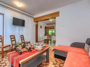 Telewizja i/lub zestaw kina domowego w obiekcie Holiday Home Jakov by Interhome