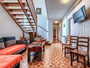 Część wypoczynkowa w obiekcie Holiday Home Jakov by Interhome