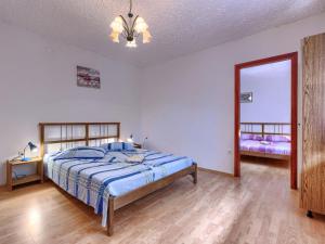 Łóżko lub łóżka w pokoju w obiekcie Holiday Home Jakov by Interhome