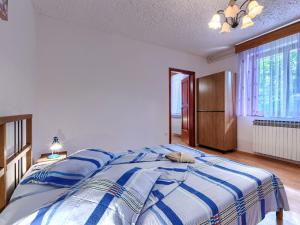 Łóżko lub łóżka w pokoju w obiekcie Holiday Home Jakov by Interhome