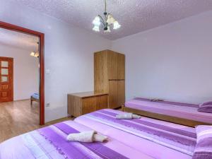 Łóżko lub łóżka w pokoju w obiekcie Holiday Home Jakov by Interhome