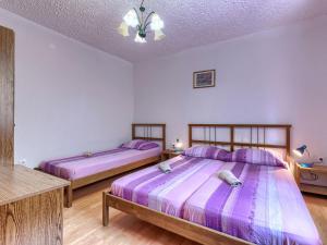 Łóżko lub łóżka w pokoju w obiekcie Holiday Home Jakov by Interhome