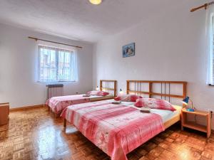 Łóżko lub łóżka w pokoju w obiekcie Holiday Home Jakov by Interhome