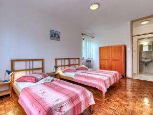 Łóżko lub łóżka w pokoju w obiekcie Holiday Home Jakov by Interhome