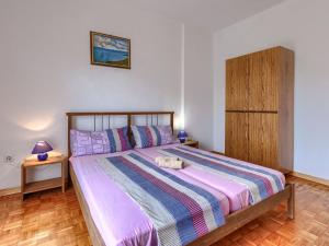 Łóżko lub łóżka w pokoju w obiekcie Holiday Home Jakov by Interhome