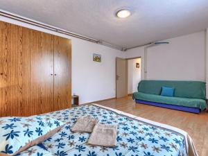 Łóżko lub łóżka w pokoju w obiekcie Holiday Home Jakov by Interhome