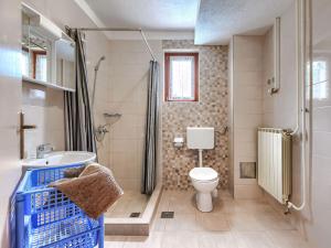 Łazienka w obiekcie Holiday Home Jakov by Interhome