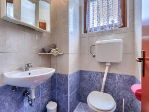 Łazienka w obiekcie Holiday Home Jakov by Interhome