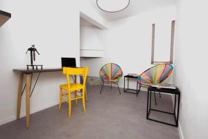 a room with chairs and a table and a desk at B&B Cèsar in Castrignano del Capo