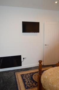 Un dormitorio con un televisor de pantalla plana y una cama. en Relaxing King bed retreat, en Birmingham 8 fotos más