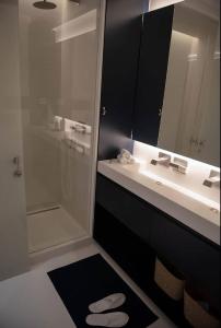 Koupelna v ubytování Cascais Beach House + 41 fotografií