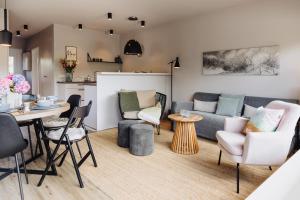 ein Wohnzimmer mit einer Couch und einem Tisch in der Unterkunft Seetiid in Westerland