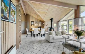 Un lugar para sentarse en Gorgeous Home In Humble With Sauna