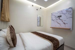 1 dormitorio con 1 cama y un mapa en la pared en Hotel Subha Residency Bangalore, en Bangalore