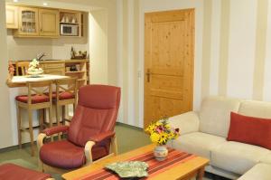 un soggiorno con un divano e un tavolo di Große Ferienwohnung in Siegmundsburg mit Garten und Grill a Siegmundsburg