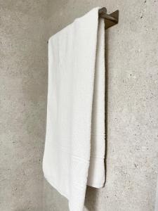 a white towel hanging on a towel rack at Dailos Ávila in Ávila