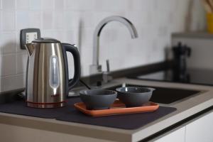Příslušenství pro přípravu čaje a kávy v ubytování Domus Angriae Apartment