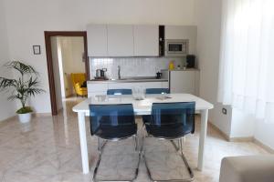 Kuchyň nebo kuchyňský kout v ubytování Domus Angriae Apartment