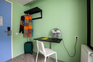 TV a/nebo společenská místnost v ubytování Hans Brinker Hostel Amsterdam