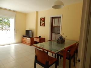 TV a/nebo společenská místnost v ubytování Les Pites I 2n 2a Bonito apartamento con terraza