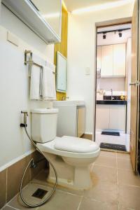 Bilik mandi di Rendez-vous 2BR Condo Unit at SMDC Cheer