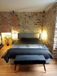 Postel nebo postele na pokoji v ubytování loft dans moulin à eaux du 18éme
