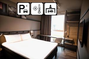 sypialnia z łóżkiem i znakami na ścianie w obiekcie ibis Wels w mieście Wels