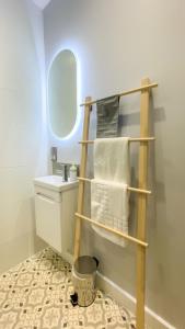 y baño con aseo, espejo y toallas. en Old Town Trinity Apt No 3 By Adliv, en Margate
