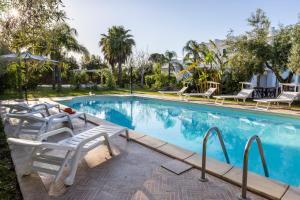 Una piscina con tumbonas a su alrededor. en Villa Sunset Sea, en Augusta