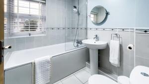 Ένα μπάνιο στο Stylish Margate Coastal Home & Parking By Adliv +30 φωτογραφίες