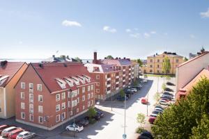widok na ulicę miejską z budynkami w obiekcie Arkipelag Hotel & Brewery w mieście Karlskrona