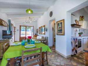 TV a/nebo společenská místnost v ubytování Holiday Home Casaletto Anticaluce by Interhome