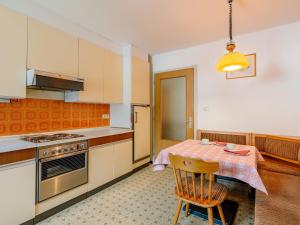 Kuchyň nebo kuchyňský kout v ubytování Apartment Olympia by Interhome