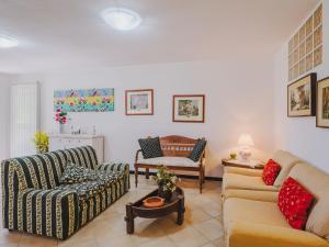 Una sala de estar con dos sofás y una mesa. en Holiday Home Casa dei Gelsi by Interhome, en Castiglione Chiavarese