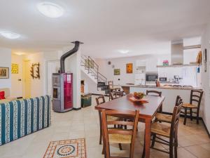 Una cocina y un comedor con mesa y sillas. en Holiday Home Casa dei Gelsi by Interhome, en Castiglione Chiavarese 29 fotos más