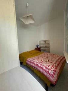 una piccola camera bianca con un letto di Maison charmante à Montblanc avec terrasse a Montblanc