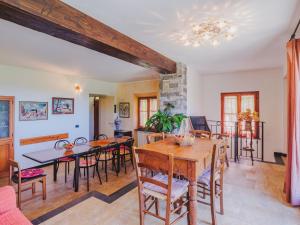 Castiglione ChiavareseにあるVilla Antica Torre by Interhomeのテーブルと椅子のあるダイニングルームとリビングルーム +42枚の写真