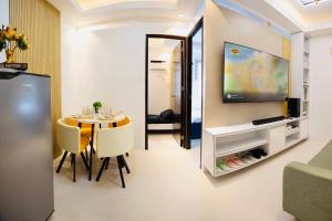 TV a/nebo společenská místnost v ubytování Rendez-vous 2BR Condo Unit at SMDC Cheer