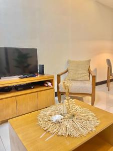 un salon avec une télévision et une table basse dans l'établissement Mactan cozy staycation, à Lapu Lapu City