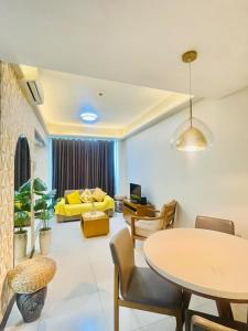 un salon avec une table et un canapé dans l'établissement Mactan cozy staycation, à Lapu Lapu City