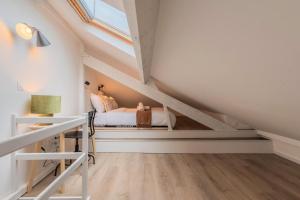 une chambre avec un lit dans le grenier dans l'établissement Functional & equipped duplex studio, Old Lille, à Lille