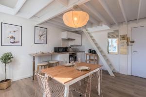 une cuisine et une salle à manger avec une table et des chaises dans l'établissement Functional & equipped duplex studio, Old Lille, à Lille 7 autres photos