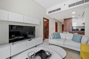 Televiisor ja/või meelelahutuskeskus majutusasutuses Unlock J One Downtown Dubai