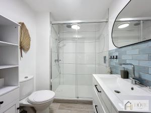 un bagno con doccia, WC e lavandino di La Brise Bleue - Maison avec Jardin, Garage, 400m Plage a Bray-Dunes Altre 13 foto